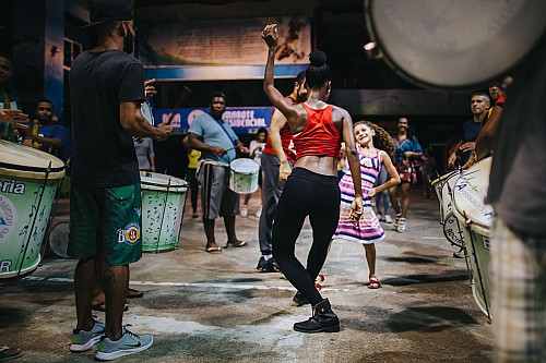 Kay Fochtmann - Brasilien - Rocinha - Rio de Janeiro - Favela - samba - girl - travel photography