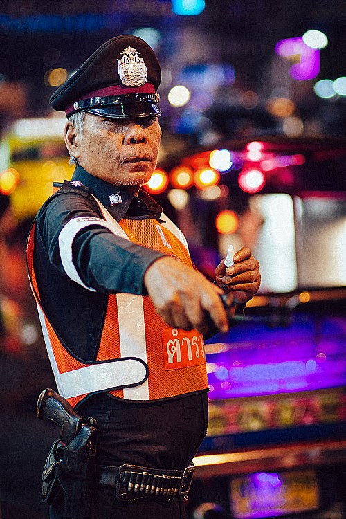 Kay Fochtmann - Thailand - Bangkok - policeman - police - polizist - travel photography
