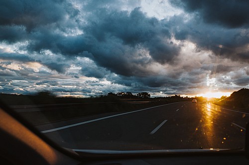 Kay Fochtmann - car - highway - clouds - roadtrip - lifestlye photography
