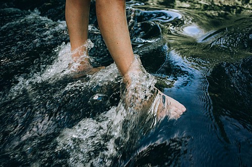 Kay Fochtmann - river - fluss - feet - lifestyle photography